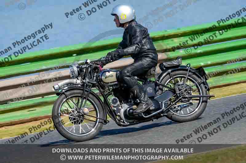 Vintage motorcycle club;eventdigitalimages;mallory park;mallory park trackday photographs;no limits trackdays;peter wileman photography;trackday digital images;trackday photos;vmcc festival 1000 bikes photographs